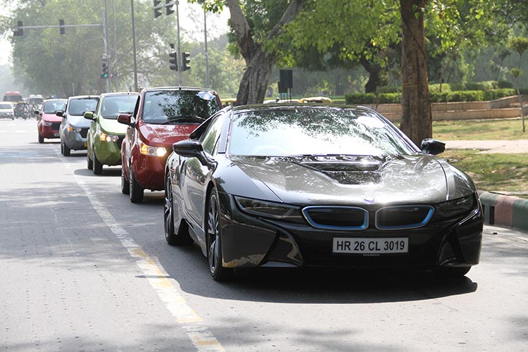 BMW-i8-cruising-Delhi-roads-with-FAME-India-Eco-Drive-2015