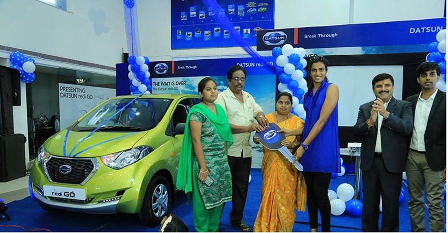 PV Sindhu handing over Datsun RediGO car to one of its customers