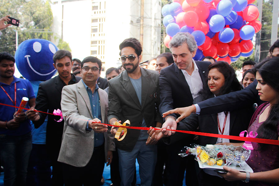 ltor-sanjeev-aggarwal-vice-president-after-sales_-ayushmann-khurrana-datsun-brand-ambassador-and-jerome-saigot-vice-president-inaugurating-the-happy-with-nissan-campaign
