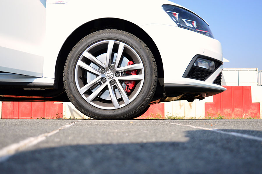 Volkswagen-GTI-Photos-Front-Wheel