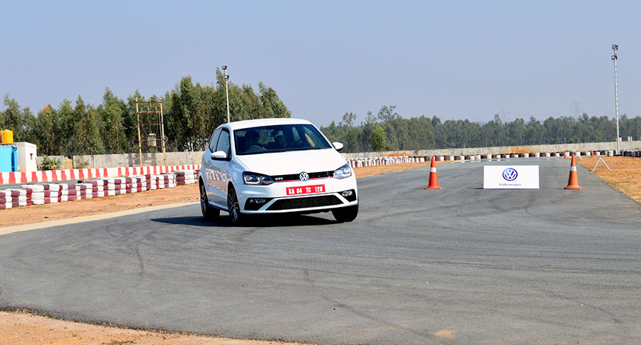Volkswagen-GTI-White-Photos