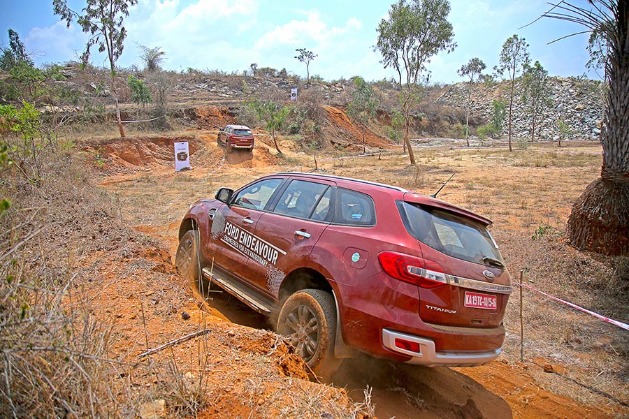 Off-road-Ford-Endeavour-Photo-4