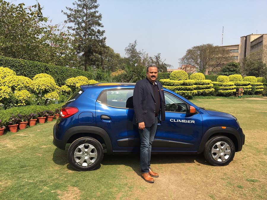 Renault-Kwid-Climber-Photo-with-CEO