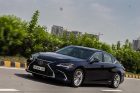 Lexus ES 300h Sideview buildings in background