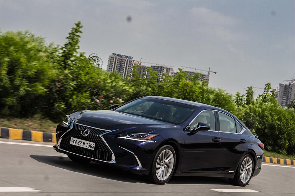 Lexus ES 300h Sideview buildings in background