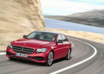 Mercedes-Benz E-Klasse, E 220 d, AVANTGARDE, Night Paket, hyazinthrot, schwarz/macciato.;Kraftstoffverbrauch kombiniert: 4,3-3,9 l/100 km; CO2-Emissionen kombiniert: 112-102 g/km.
Mercedes-Benz E-Class, E 220 d, AVANTGARDE, Night Package, Hyazinth red, black/macciato.;Fuel consumption combined: 4.3-3.9 l /100 km; combined CO2 emissions: 112-102 g/km.