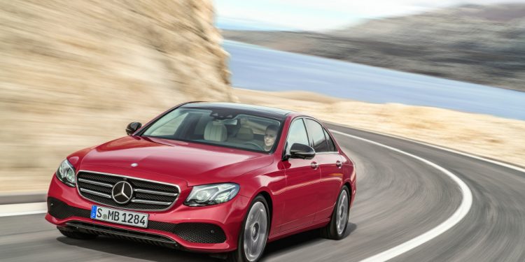 Mercedes-Benz E-Klasse, E 220 d, AVANTGARDE, Night Paket, hyazinthrot, schwarz/macciato.;Kraftstoffverbrauch kombiniert: 4,3-3,9 l/100 km; CO2-Emissionen kombiniert: 112-102 g/km.
Mercedes-Benz E-Class, E 220 d, AVANTGARDE, Night Package, Hyazinth red, black/macciato.;Fuel consumption combined: 4.3-3.9 l /100 km; combined CO2 emissions: 112-102 g/km.