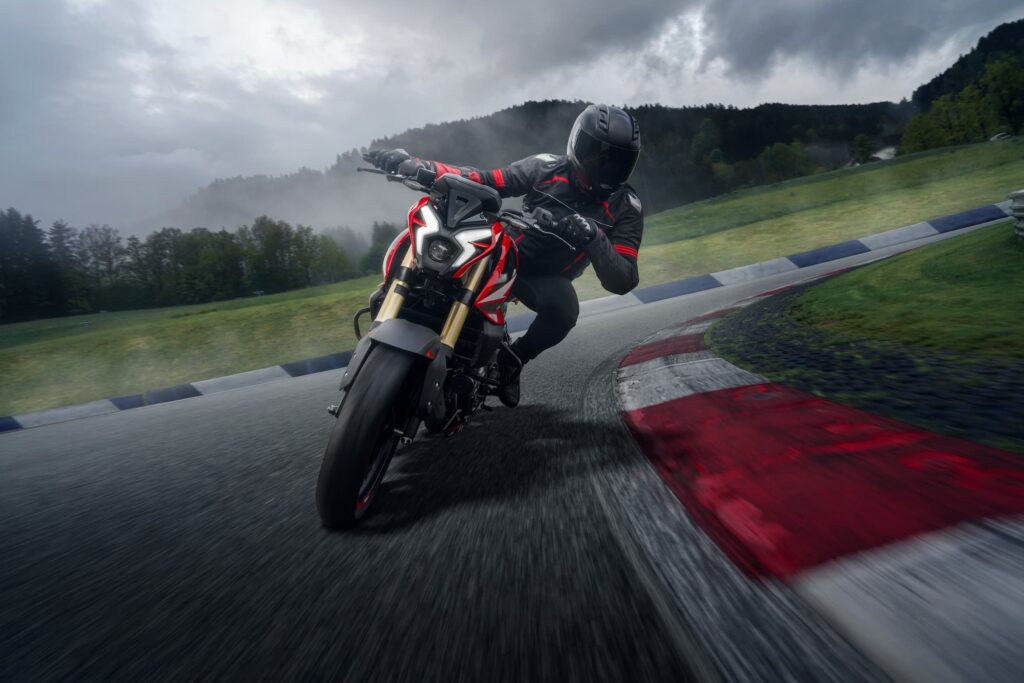 2025 Pulsar 400 Z Cornering