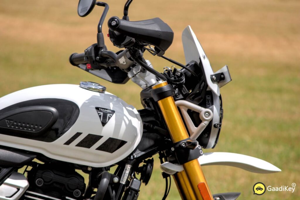 2025 Scrambler 400 XC with Triumph Logo, Raised Fenders
