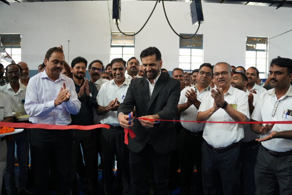 (Centre) - Mr. Ajinkya Firodia, Vice Chairman & Managing Director, Kinetic... (1)