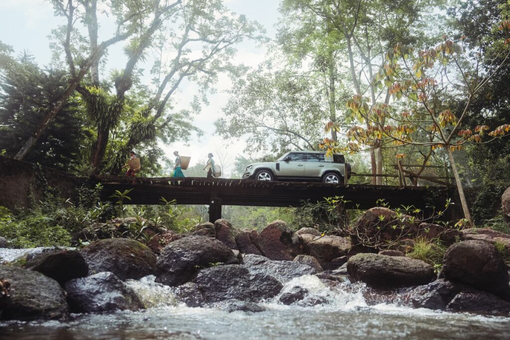 Defender 110 Crossing the bridge - Defender Journeys